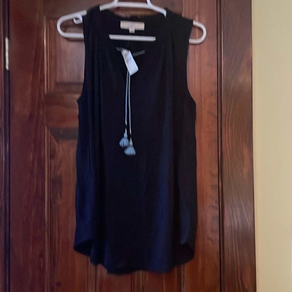 Sleeveless top with ruffled collar with ties